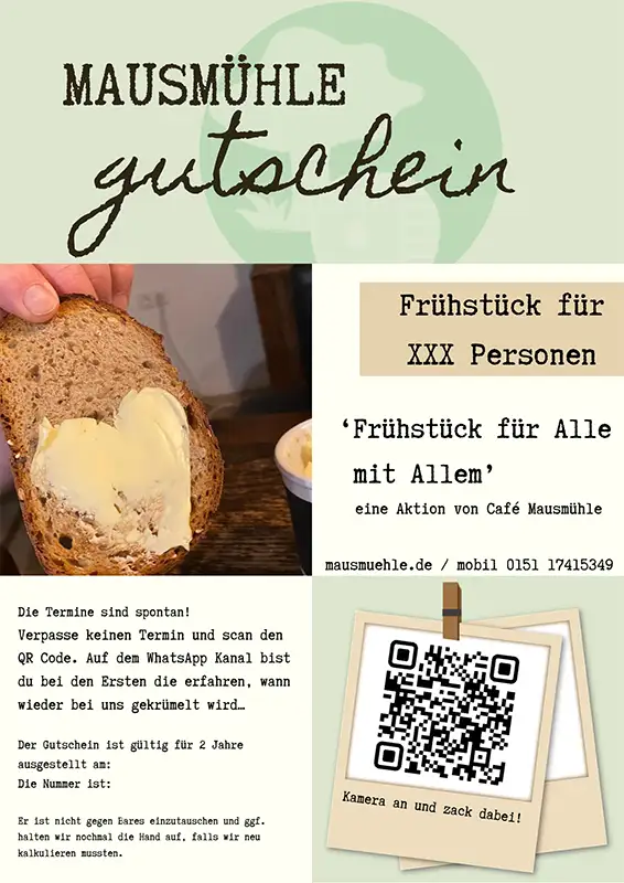 Gutscheinmotiv vom Café Mausmühle für ein Frühstück mit allem, QR-Code zur Anmeldung und Brotscheibe mit Butter in Herzform.