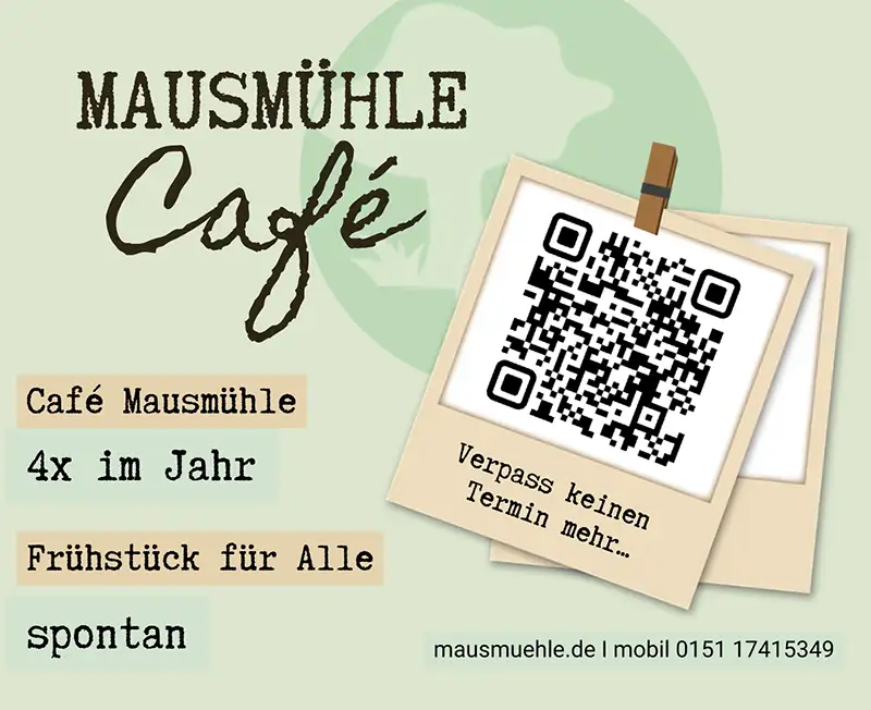 Werbegrafik für das Café Mausmühle mit QR-Code, Slogan „Frühstück für alle“, und Hinweisen zu spontanen Terminen viermal im Jahr.
